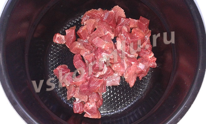 Складываем мясо в чашу мультиварки