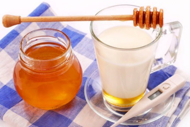 Если у мамы при грудном вскармливании температура, то поможет такое натуральное средство, как мед с молоком и содой