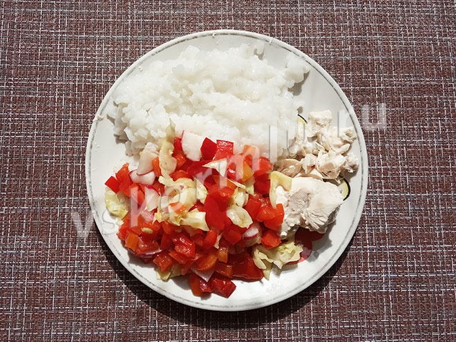 Мой обед на шестой день программы очистки организма: вареная курица, салат из свежих овощей и рис