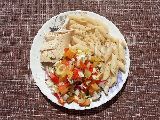 Обед: вареная курица, макароны и салат из свежих овощей