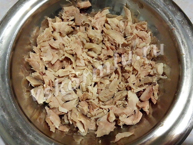 Фото салатника с порезанным куриным мясом внутри
