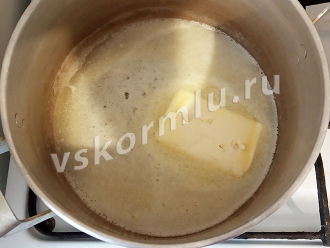 Масло можно оставить при комнатной температуре и дождаться когда оно станет мягким или растопить масло на плите